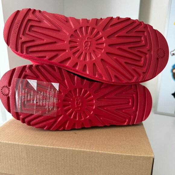 Women's Classic Ultra Mini Uggs Red Size 6 New in Box - Picture 5 of 7